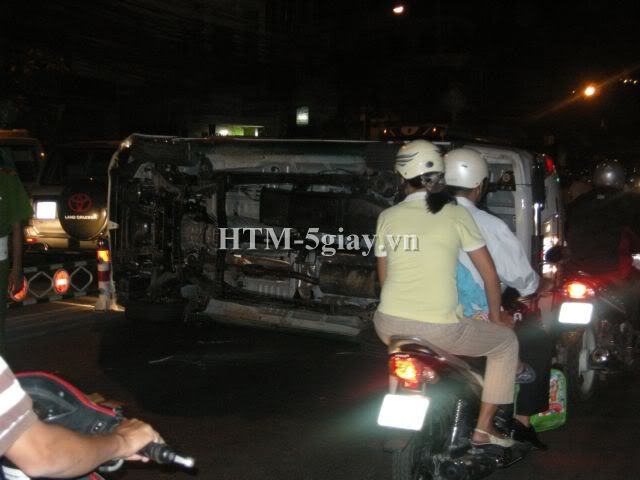 Taxi lật ngang giữa đường, nguyên xê-ri ảnh