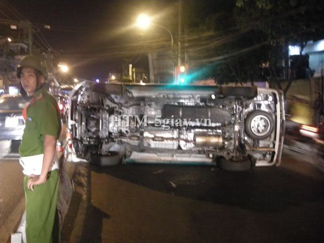 Taxi lật ngang giữa đường, nguyên xê-ri ảnh - 1