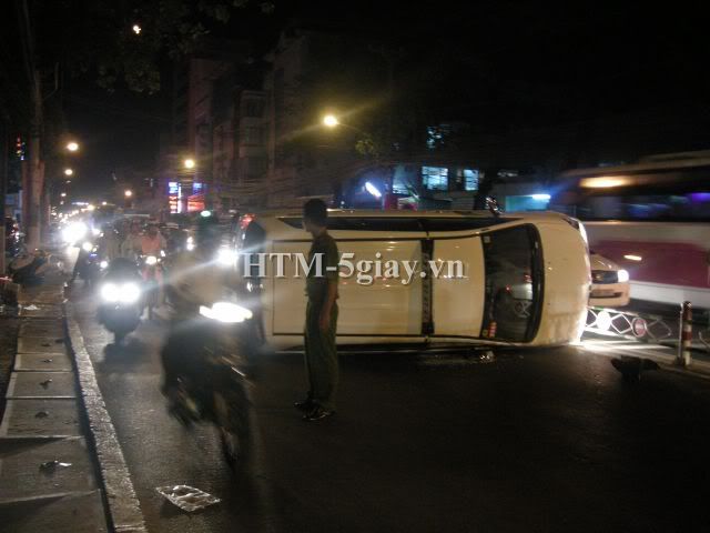 Taxi lật ngang giữa đường, nguyên xê-ri ảnh - 3