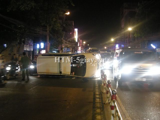 Taxi lật ngang giữa đường, nguyên xê-ri ảnh - 4