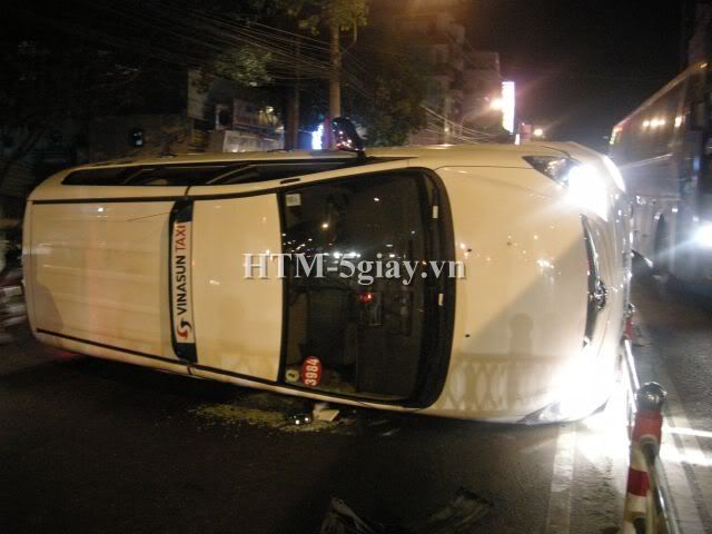 Taxi lật ngang giữa đường, nguyên xê-ri ảnh - 5