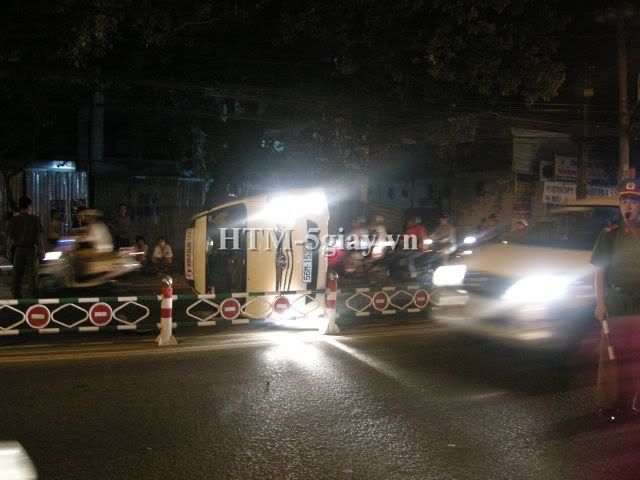 Taxi lật ngang giữa đường, nguyên xê-ri ảnh - 7