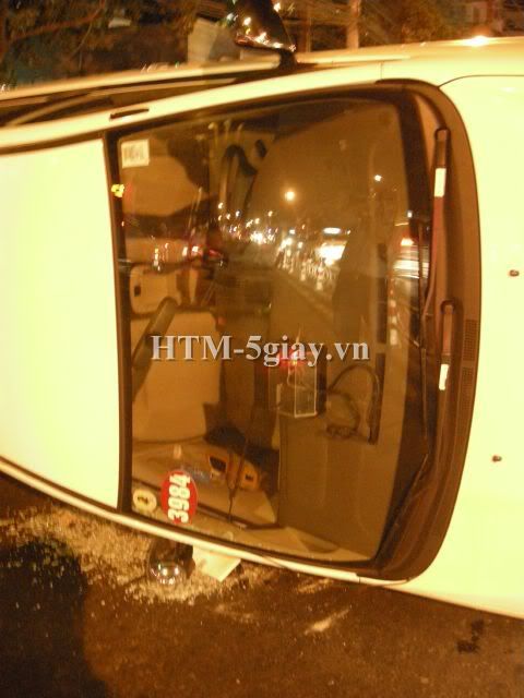 Taxi lật ngang giữa đường, nguyên xê-ri ảnh - 9