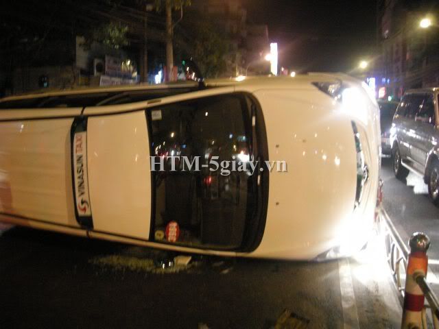 Taxi lật ngang giữa đường, nguyên xê-ri ảnh - 10