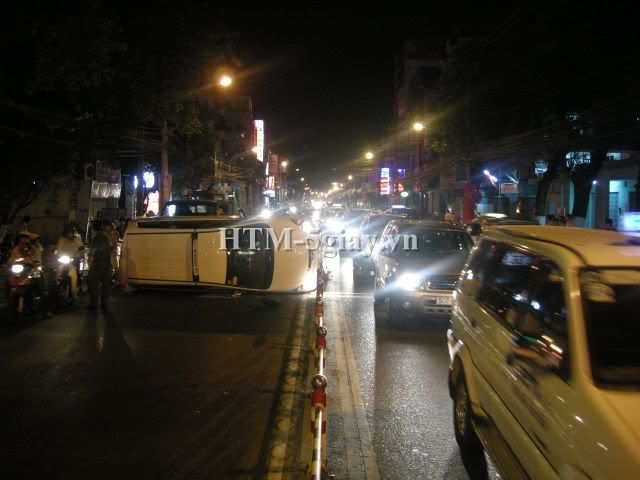 Taxi lật ngang giữa đường, nguyên xê-ri ảnh - 11