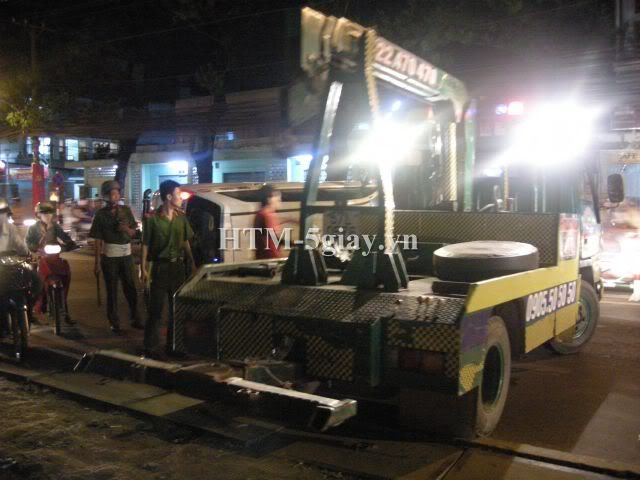 Taxi lật ngang giữa đường, nguyên xê-ri ảnh - 14