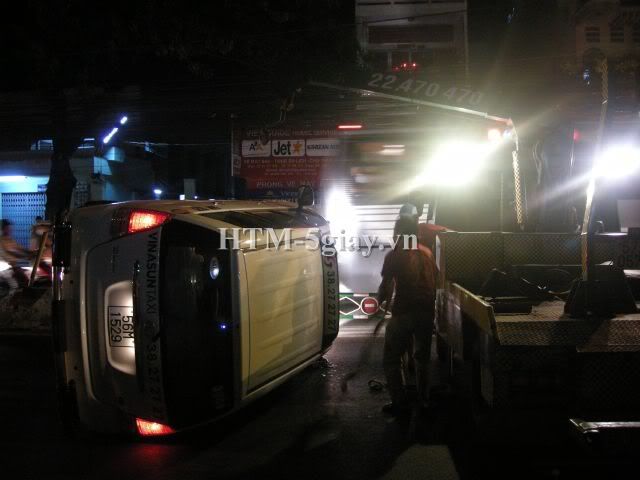 Taxi lật ngang giữa đường, nguyên xê-ri ảnh - 15