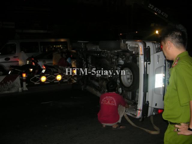 Taxi lật ngang giữa đường, nguyên xê-ri ảnh - 17