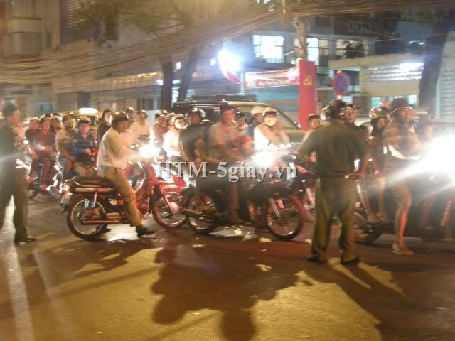 Taxi lật ngang giữa đường, nguyên xê-ri ảnh - 18