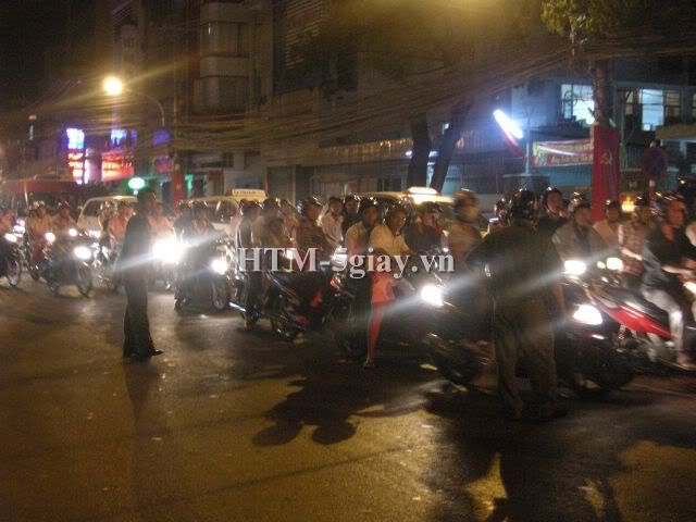 Taxi lật ngang giữa đường, nguyên xê-ri ảnh - 19