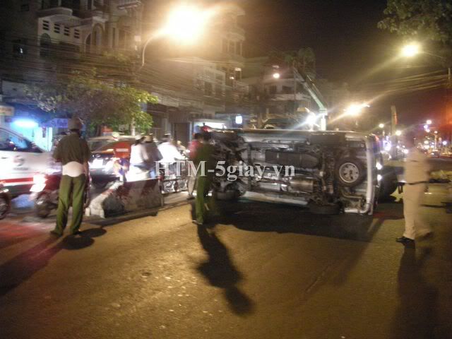 Taxi lật ngang giữa đường, nguyên xê-ri ảnh - 20