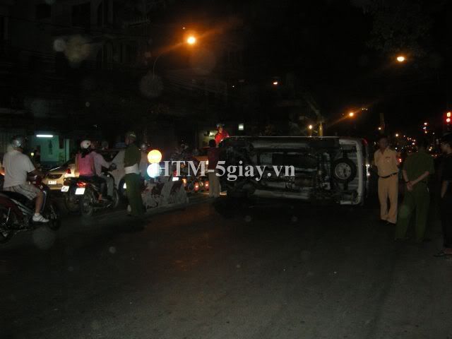 Taxi lật ngang giữa đường, nguyên xê-ri ảnh - 21