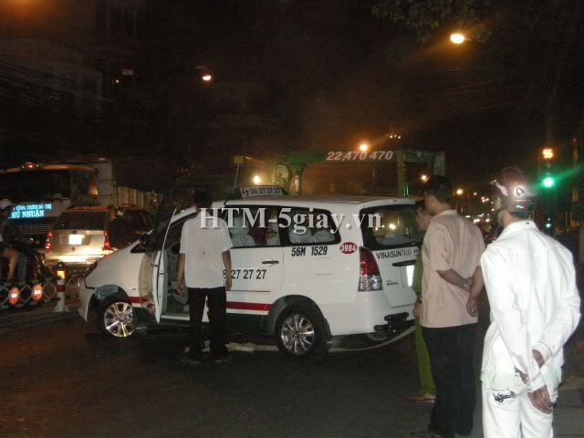 Taxi lật ngang giữa đường, nguyên xê-ri ảnh - 23