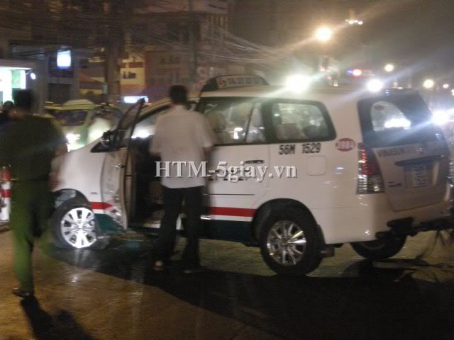 Taxi lật ngang giữa đường, nguyên xê-ri ảnh - 24