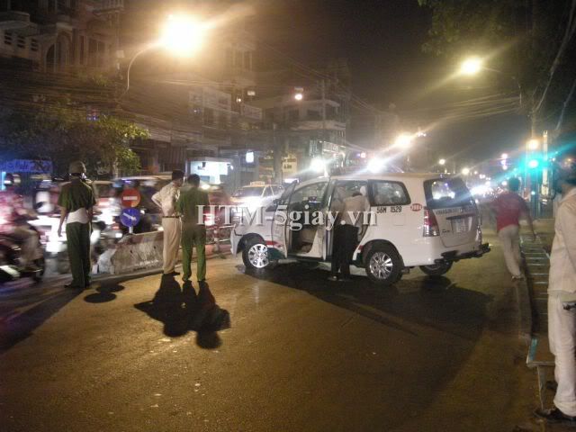 Taxi lật ngang giữa đường, nguyên xê-ri ảnh - 25