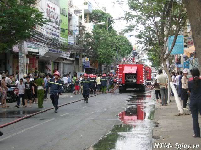 Tường thuật vụ Karaoke Hồng Thúy (PVH-TB) bốc cháy chiều nay- nguyên xê-ri ảnh - 8