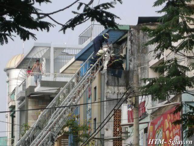 Tường thuật vụ Karaoke Hồng Thúy (PVH-TB) bốc cháy chiều nay- nguyên xê-ri ảnh - 16