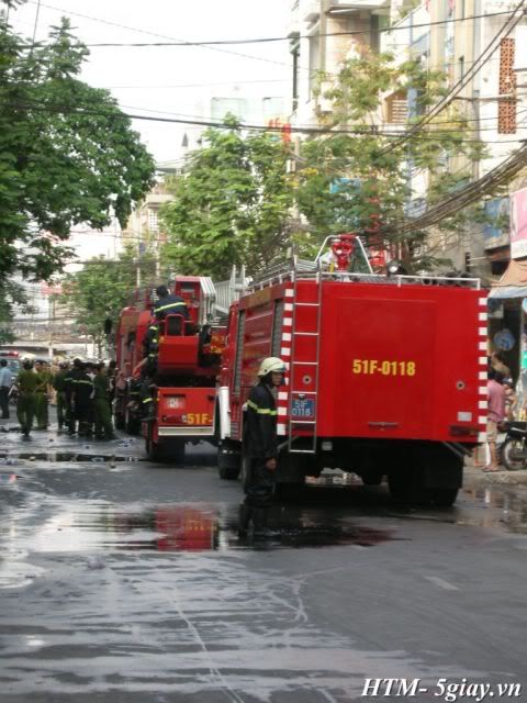 Tường thuật vụ Karaoke Hồng Thúy (PVH-TB) bốc cháy chiều nay- nguyên xê-ri ảnh - 23