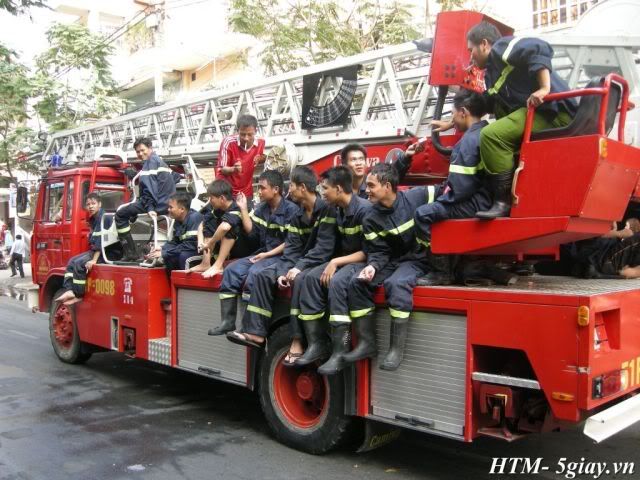 Tường thuật vụ Karaoke Hồng Thúy (PVH-TB) bốc cháy chiều nay- nguyên xê-ri ảnh