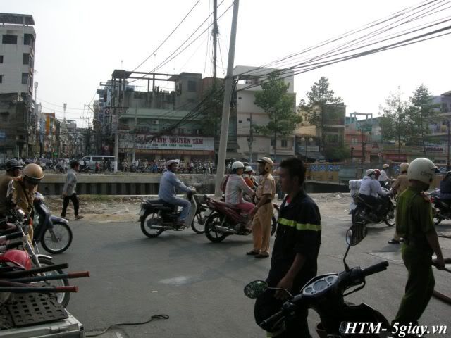 Tường thuật vụ Karaoke Hồng Thúy (PVH-TB) bốc cháy chiều nay- nguyên xê-ri ảnh - 21