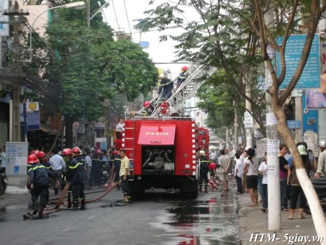 Tường thuật vụ Karaoke Hồng Thúy (PVH-TB) bốc cháy chiều nay- nguyên xê-ri ảnh - 14