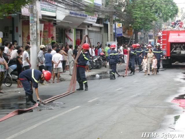 Tường thuật vụ Karaoke Hồng Thúy (PVH-TB) bốc cháy chiều nay- nguyên xê-ri ảnh - 9