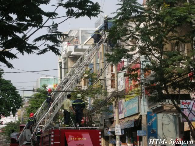 Tường thuật vụ Karaoke Hồng Thúy (PVH-TB) bốc cháy chiều nay- nguyên xê-ri ảnh - 11