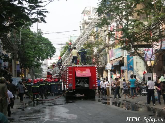 Tường thuật vụ Karaoke Hồng Thúy (PVH-TB) bốc cháy chiều nay- nguyên xê-ri ảnh - 12