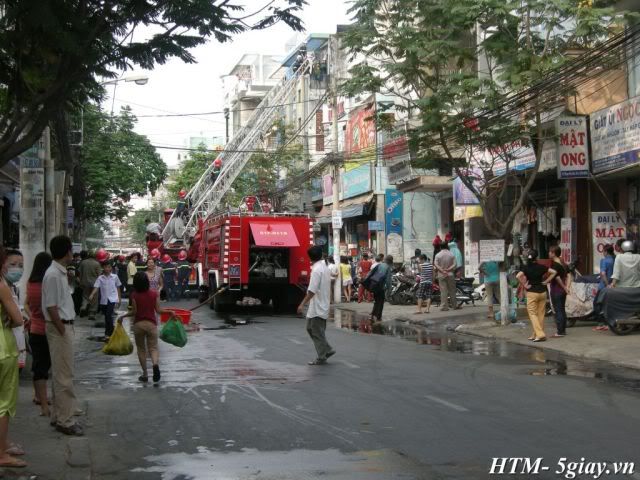 Tường thuật vụ Karaoke Hồng Thúy (PVH-TB) bốc cháy chiều nay- nguyên xê-ri ảnh - 13