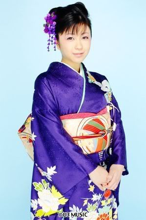  yukata, kimono robe, hairstyles, and accessories for women.