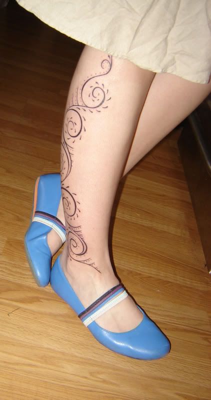 Sexy women tattoo design in front side leg
