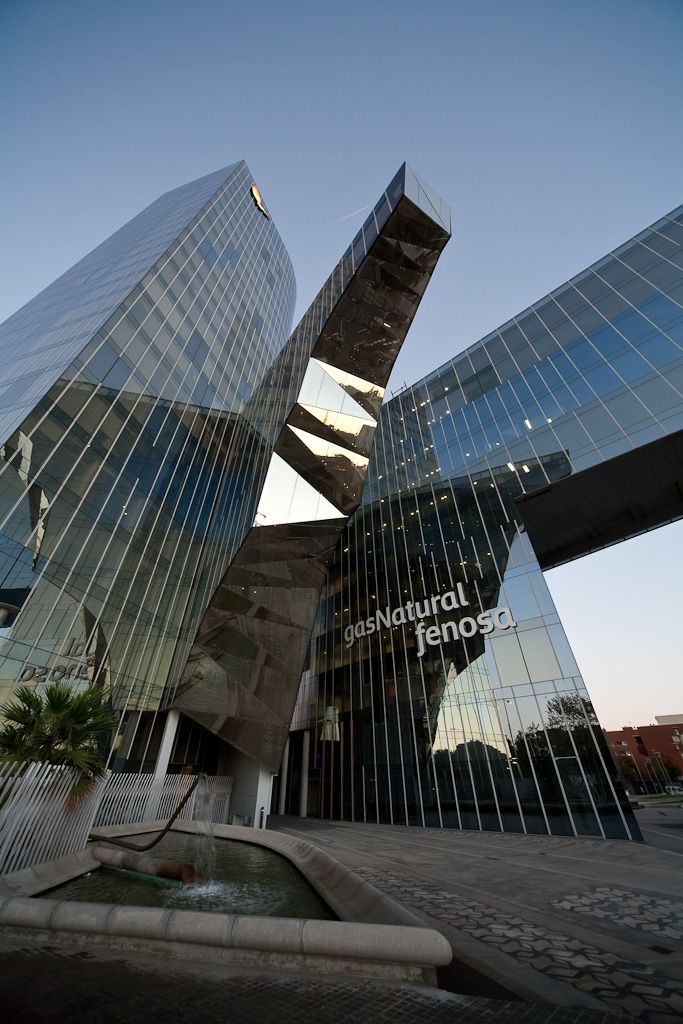 IMAGE: http://i138.photobucket.com/albums/q274/glatraverse/barcelone_potn/IMG_0523p.jpg