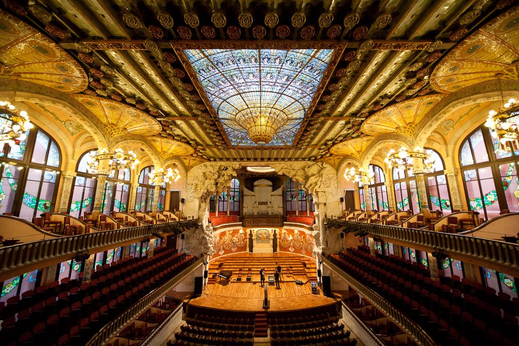 IMAGE: http://i138.photobucket.com/albums/q274/glatraverse/barcelone_potn/IMG_2008.jpg