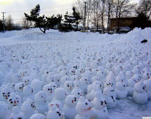 Hundreds of snowmen protest global warming